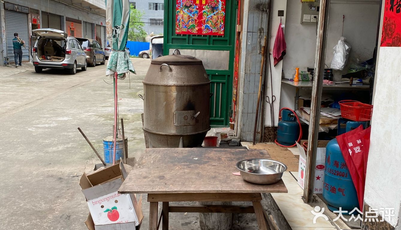2个人在高明干掉一只鸡