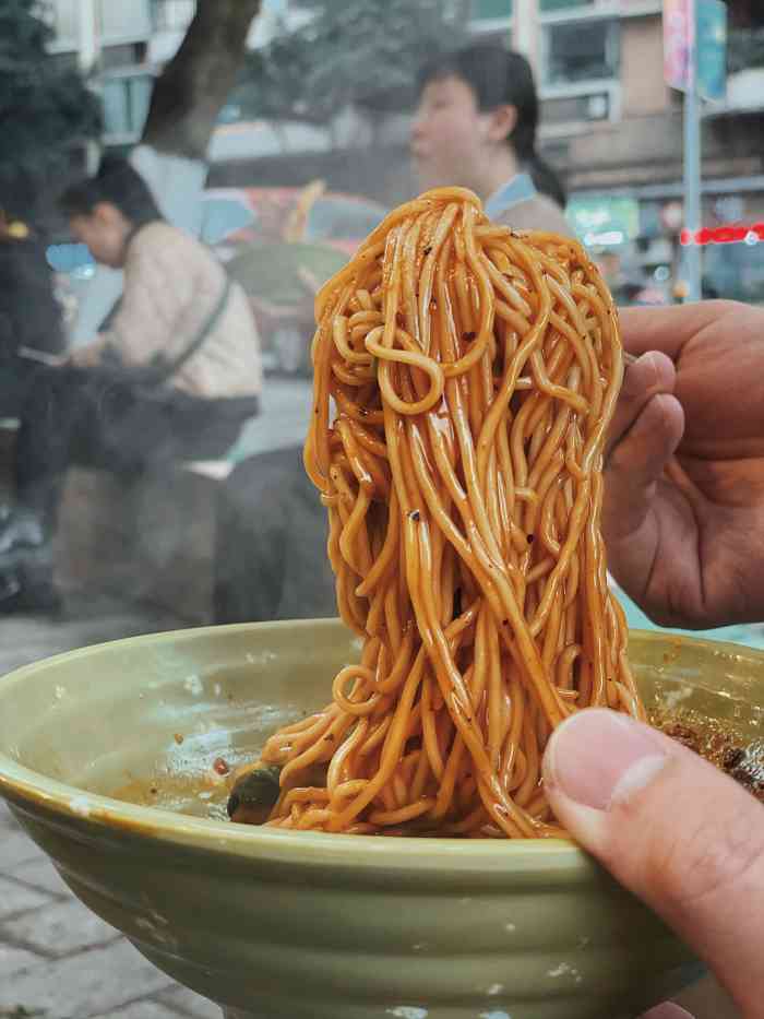 李板凳面(朝千路店)-"离来福士广场很近,属于重庆点评上很有名的.