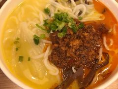 肉酱金汤米粉-吉品合酥脆烤饼(嘉里城店)