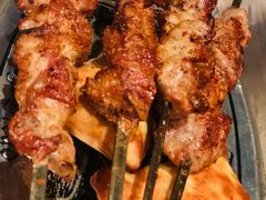 红柳羊肉串-阿里家·新疆烤肉酒場 by MIG
