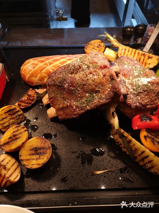 柏丽兹·云境酒店柏味全日制自助餐厅惠灵顿牛排图片