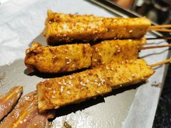 -何妹湿辣牛肉·粤式烧烤砂煲(桂雅路店)