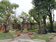 -Chom Cafe and Restaurant