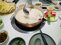 -洪氏嗨捞·广东猪肚鸡·椰子鸡火锅(西咸万象城店)