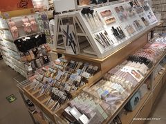 -名创优品(北京新中关购物中心地铁层店)