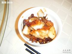 银鳕鱼，味道很好，但是太少了，下面都是蒜-新加坡泰国村酒楼(五角场店)