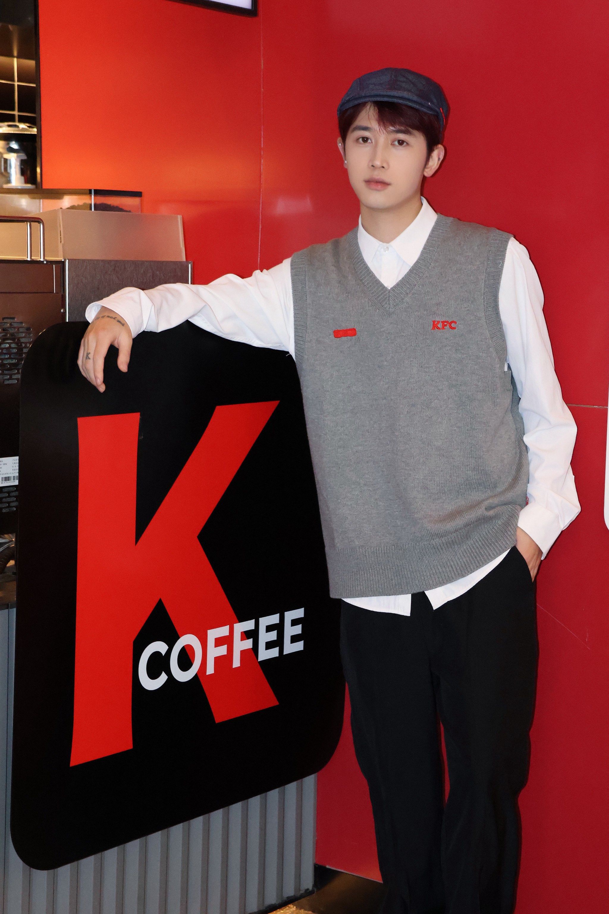 goodbai x kfc 联名系列员工制服
#goodbai #白敬亭 #肯德基新工服