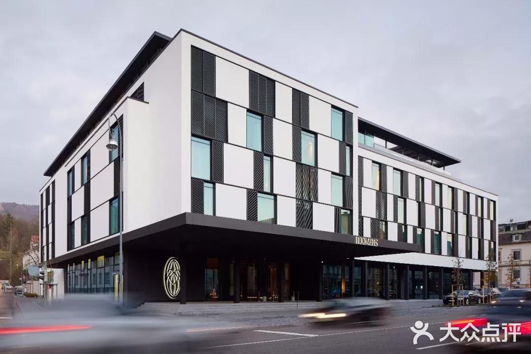 Roomers Hotel建筑外观采用简洁的黑白灰格调