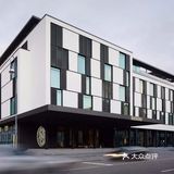 Roomers Hotel建筑外观采用简洁的黑白灰格调
