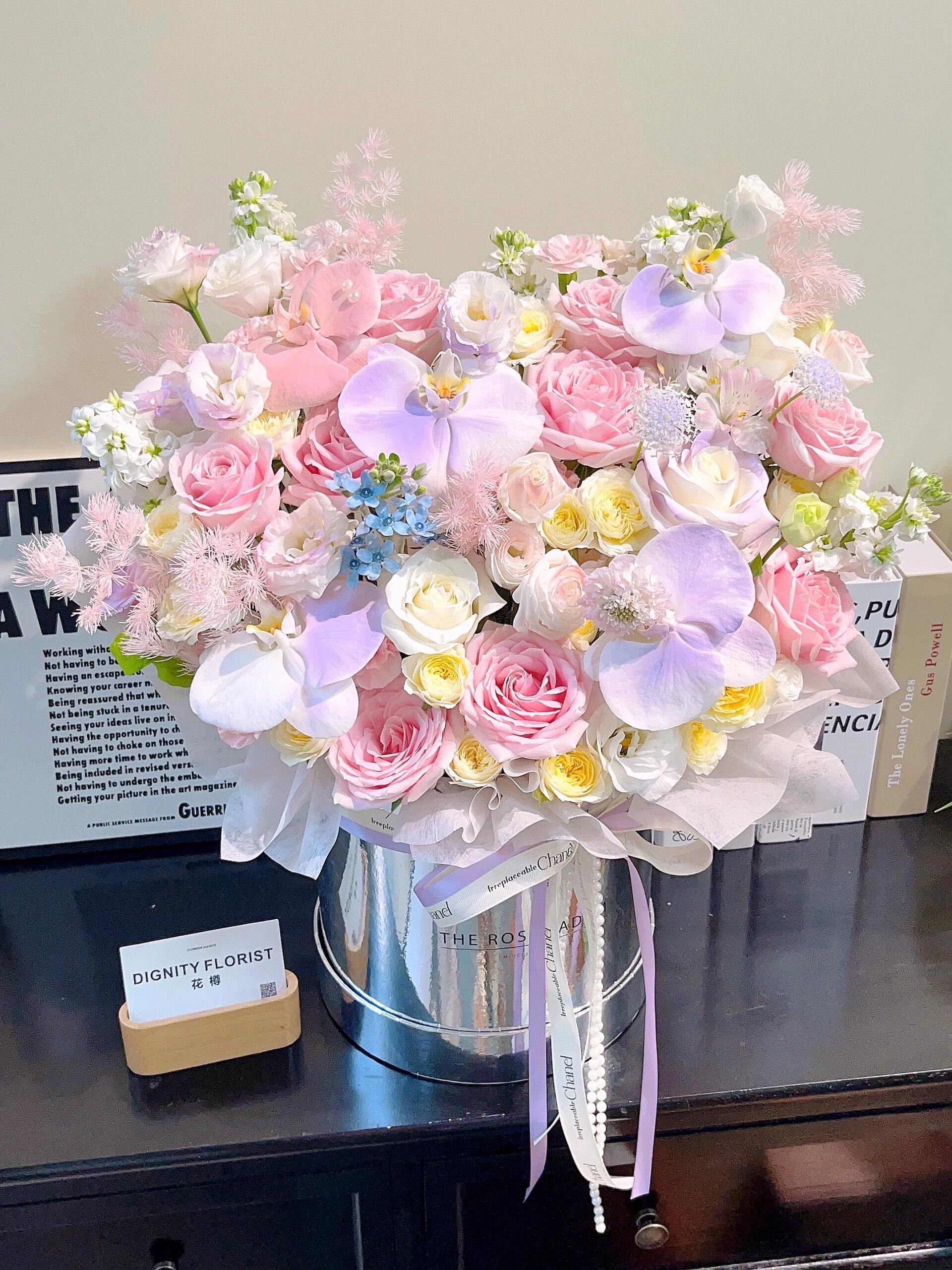 粉紫色鲜花抱抱桶 总有人用心