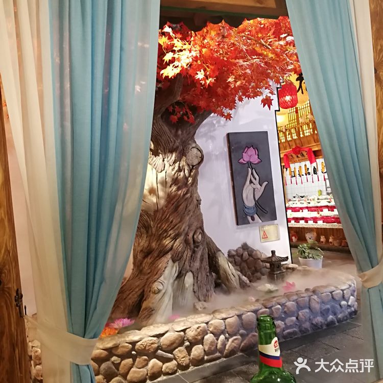 都是半成品，用各种好看的碗和碟子装着，用保鲜膜包着