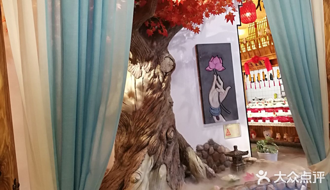 都是半成品,用各种好看的碗和碟子装着,用保鲜膜包着