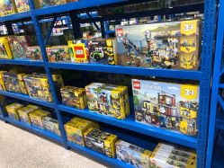 -逝水玩具折扣店