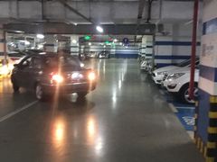 场地-百联中环购物广场-停车场