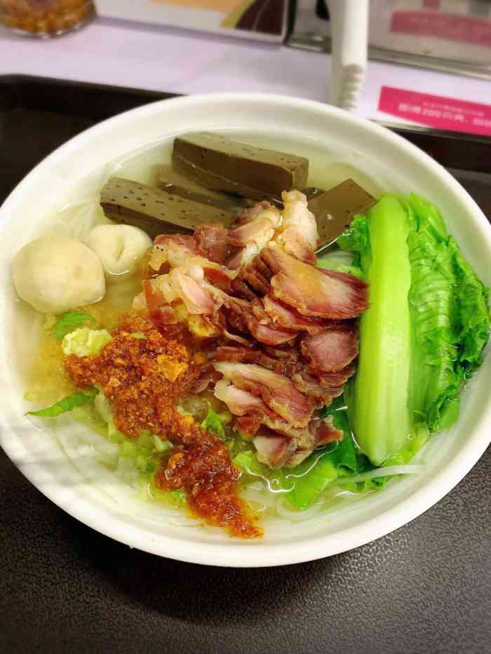老友卤鸭卤粿条汤店-"[环境]店挺小间的,收银台玻璃架子上摆着.