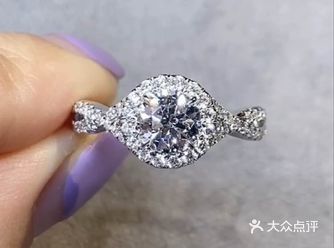 经过服务人员耐心的介绍，辅助我们挑选了好几个款式试戴