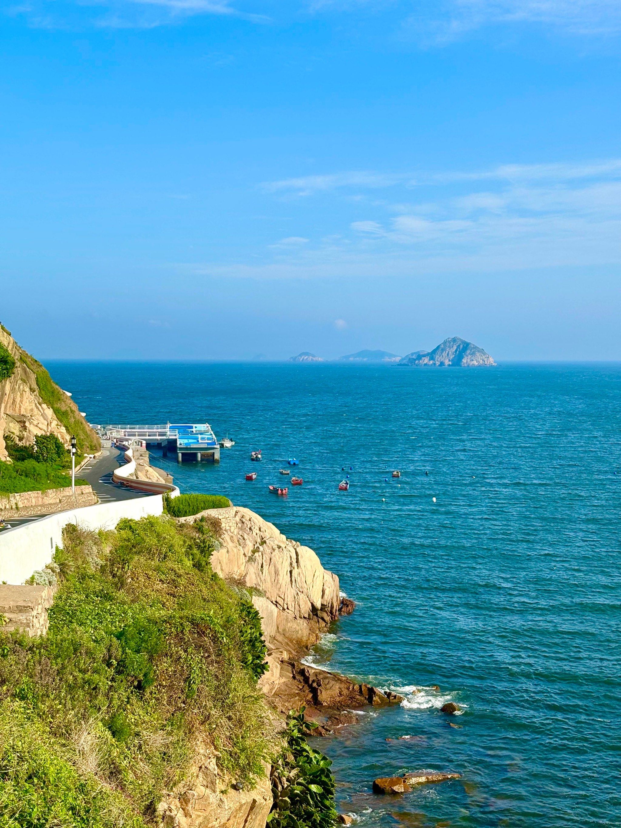 是在浙江舟山
这么美的地方还出什么国
这是嵊泗列岛600多岛屿中