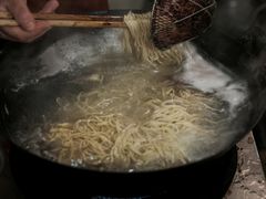 -松树干拌面店