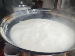 大锅正在煮豆浆-云南大锅豆浆店