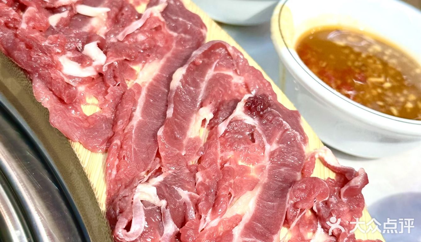 什么玩意❗❗这家火锅店把整头牛搬上餐桌❗