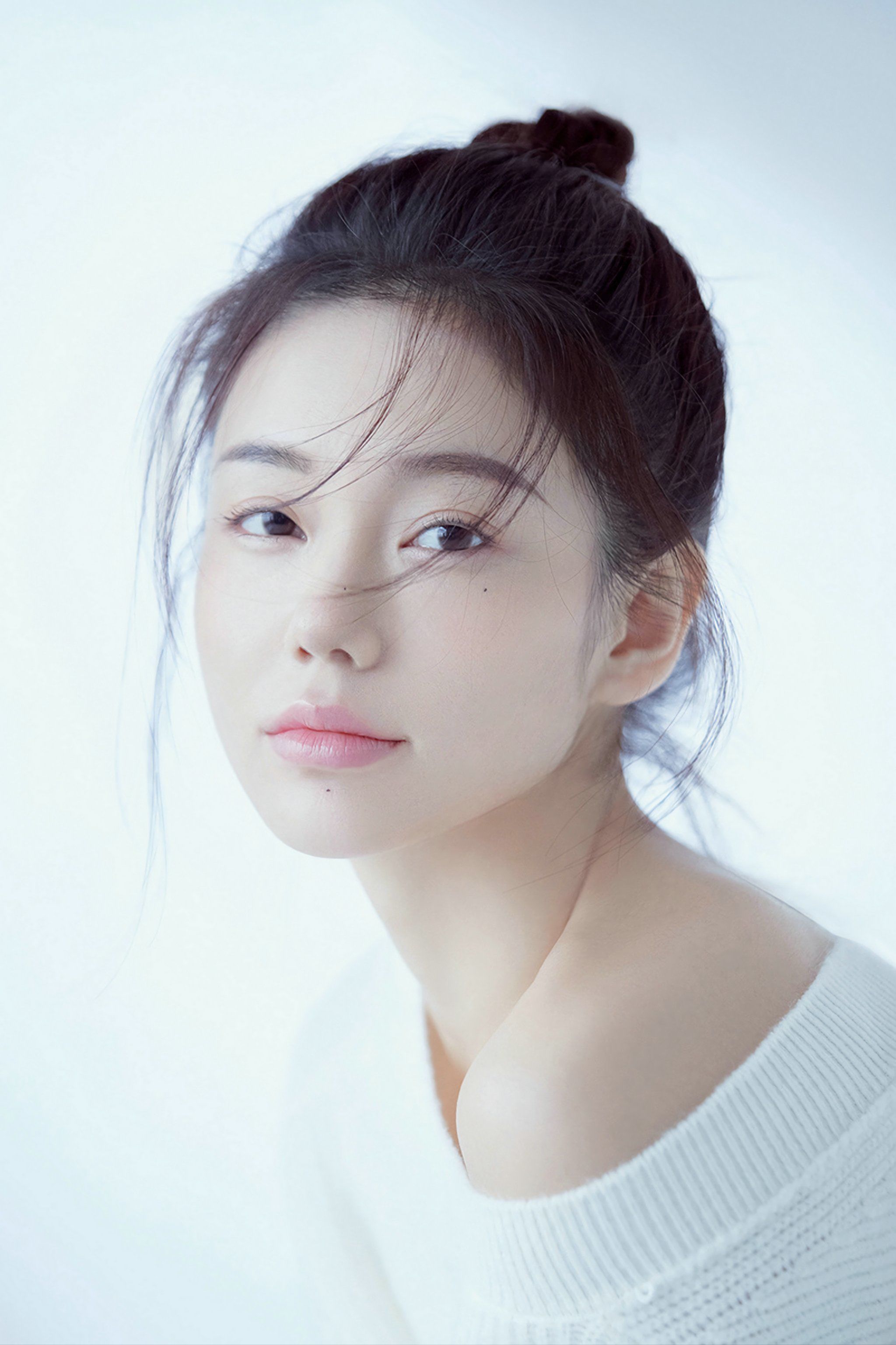 静谧时光,白衣女子沉思间
