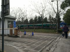 -卜蜂莲花-超市地下停车场