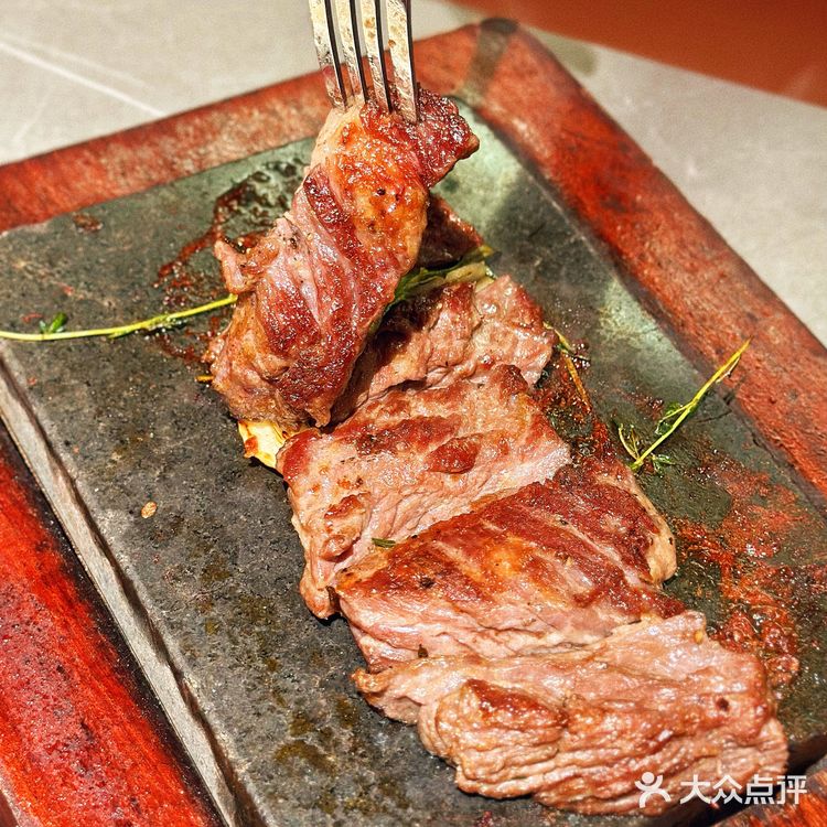 什么❗️拿茅台酒做牛排❓好香呀❗️