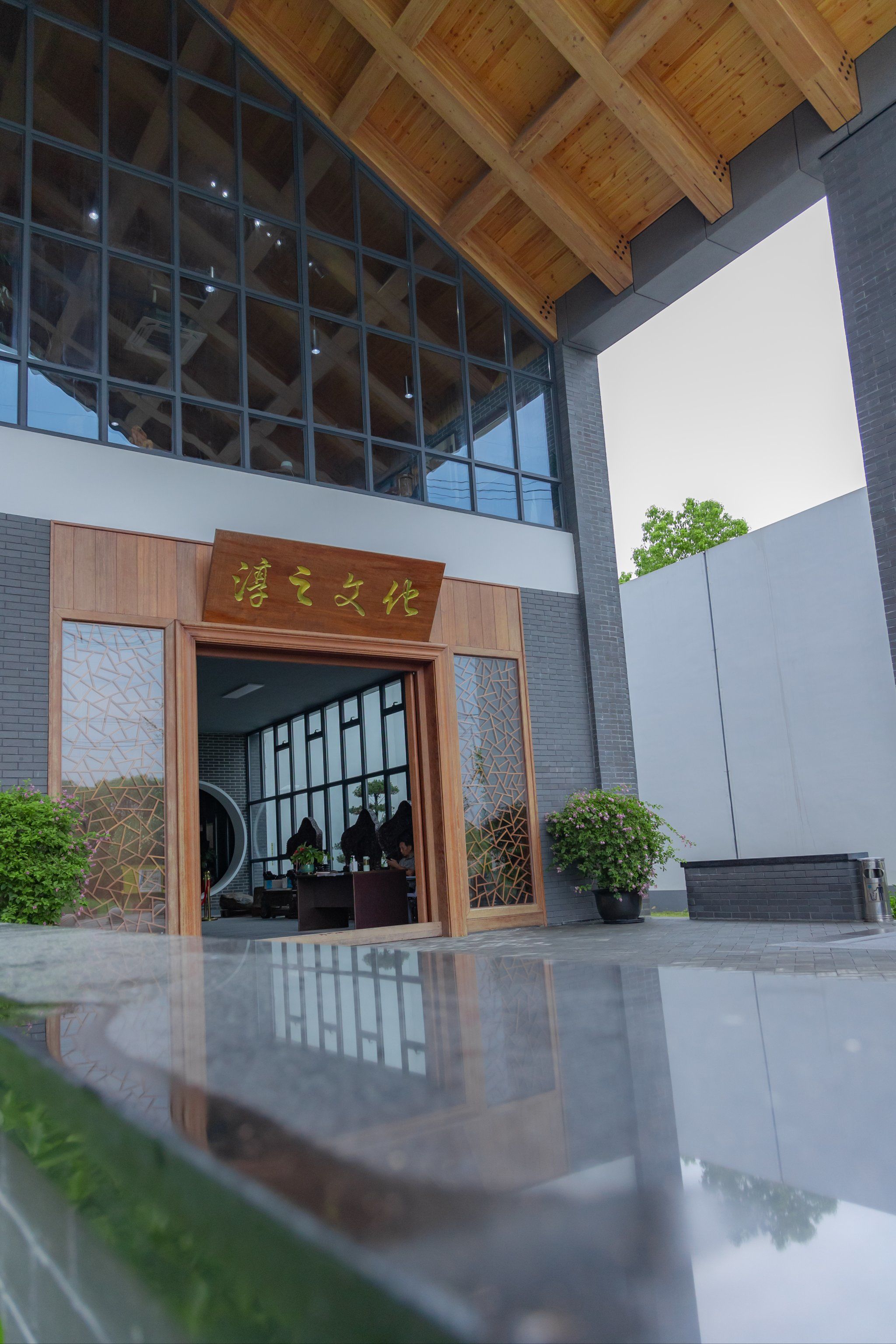 淳之当代瓷器博物馆位于奉贤区关五路188号,是名副其实的"田野里长