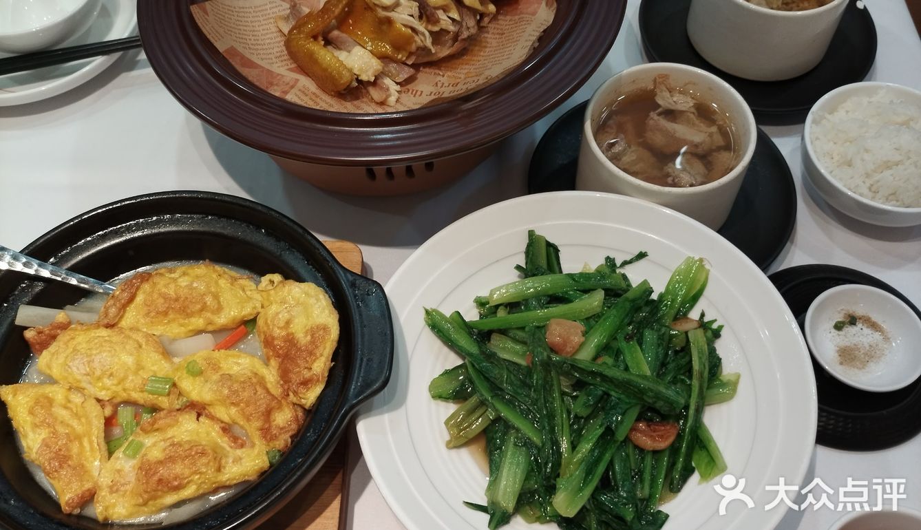 这一间客家菜顶呱呱，客似云来