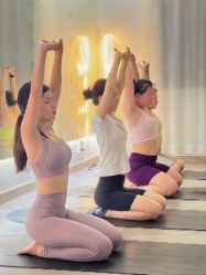 -闺蜜瑜伽·普拉提女性塑形馆