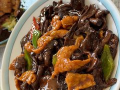 红蘑菇炒肉片-峪鸡餐厅