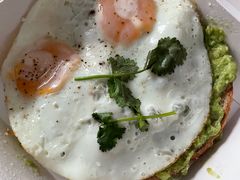 鸡蛋培根牛油果酱吐司-wagas(暖山店)