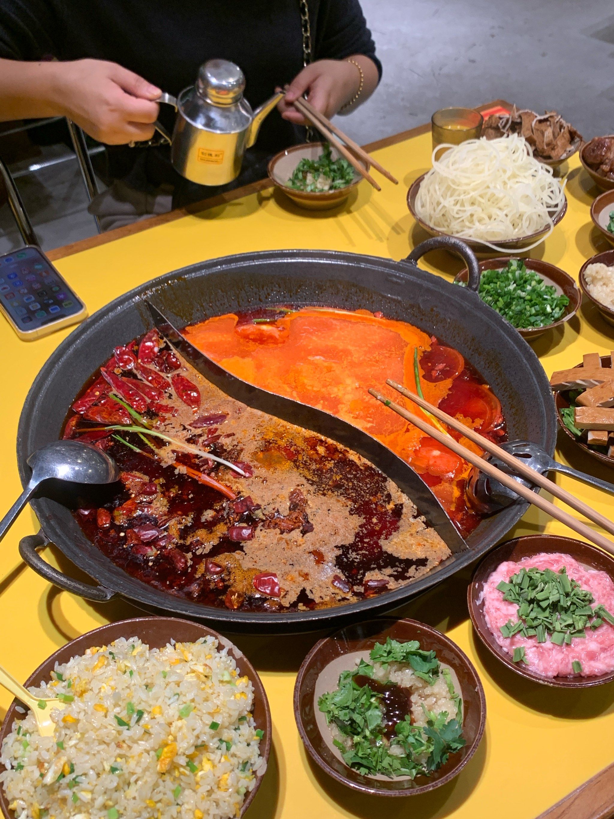 重庆火锅是冬日里必不可少的一种美食哦!