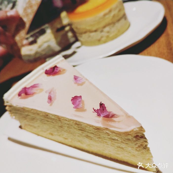 星巴克(虹口龙之梦办公楼店)玫瑰千层蛋糕图片 - 第1张