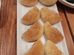 现烤玫瑰鲜花饼-云海肴·汽锅鸡·云南菜(广安门天虹店)