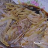 在倒一点料酒，并腌制2小时