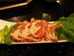 这里的羊肉片太肥了，把肥肉卷在肉卷里。-蜀九香火锅(彩虹店)