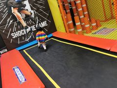 -爱蹦iBOON蹦床运动馆(江汉店)