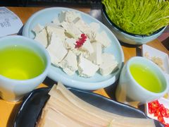 -洪氏嗨捞·广东猪肚鸡·椰子鸡火锅(西咸万象城店)