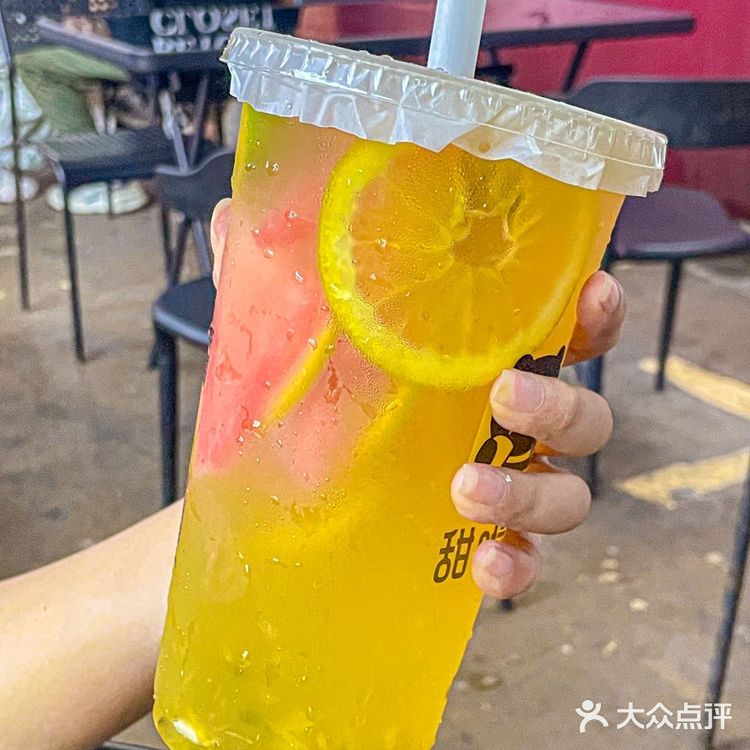 哦谢!水桶闺蜜吃个面都要上桶装奶茶?!