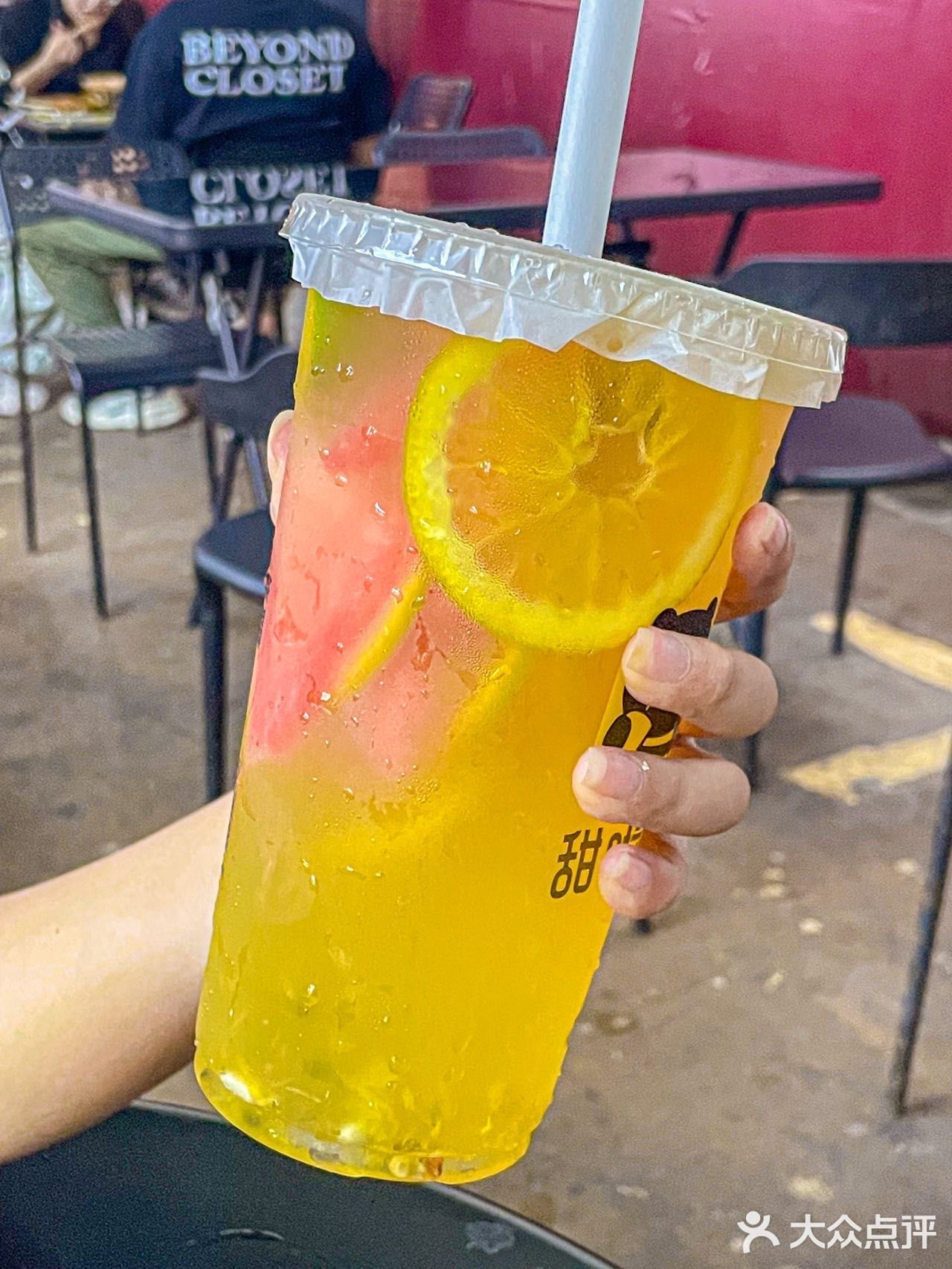 哦谢！水桶闺蜜吃个面都要上桶装奶茶？！