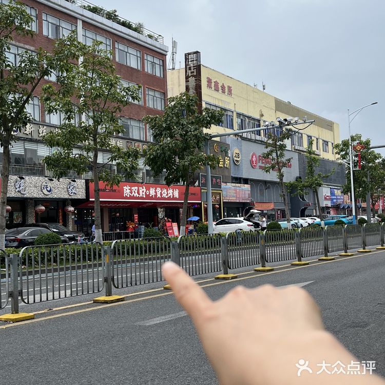 深圳沙井新开的陈双财烧烤，排队也要吃。。。