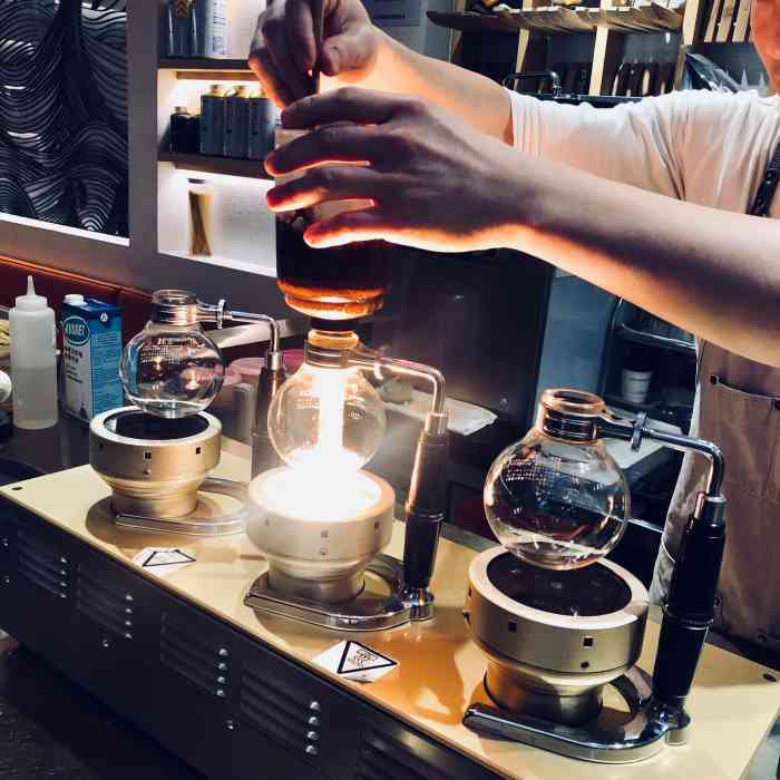 ucc coffee shop(人广来福士店)-"吃完大餐的我们,走在灯光璀璨的南京