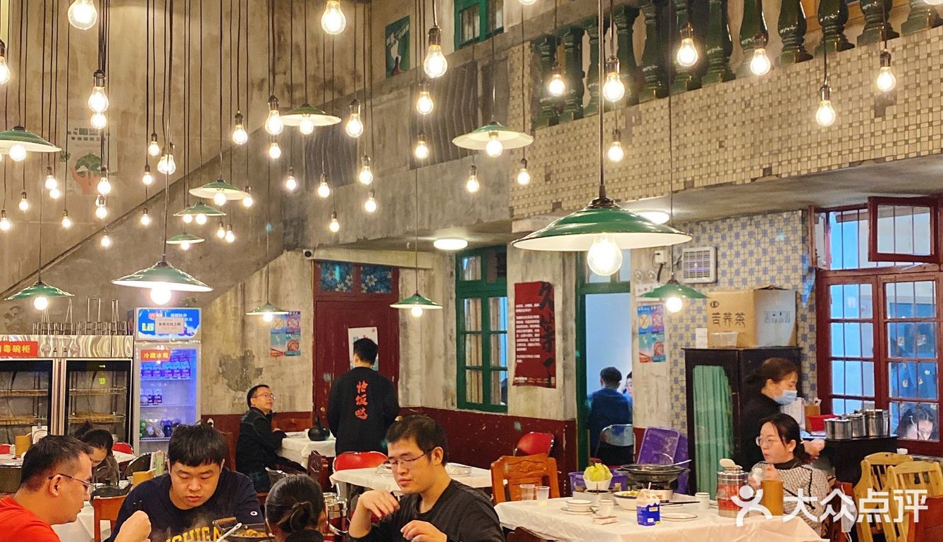 鲁哥饭店富兴店在繁华的商业mall复刻出当年三角花园文运街巷
