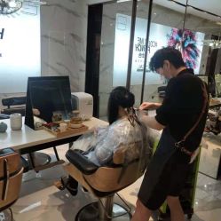 -罗亚帝造型·烫发染发