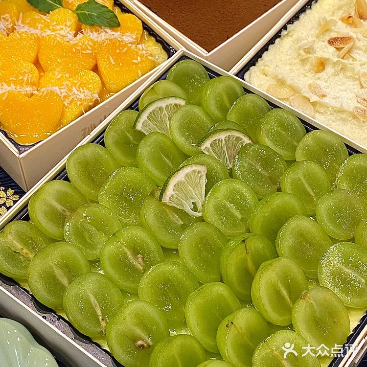 在深圳！！吃到了满满水果提拉米苏🤤