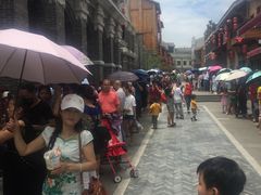 排队乘观光车的游客-天河潭旅游度假区