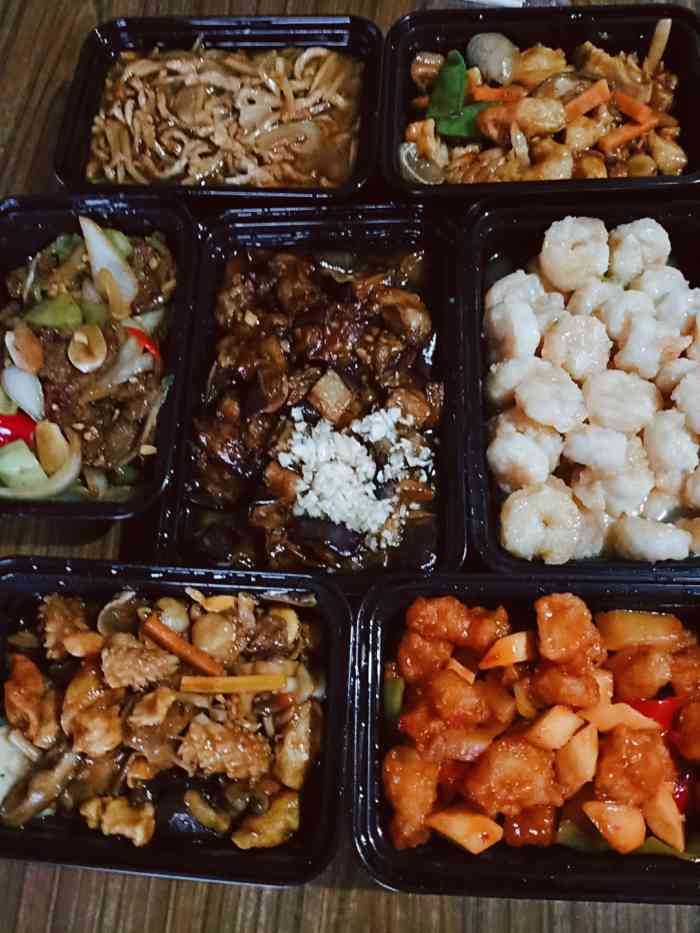 而且不算贵,比较便宜呢,手擀面也好,还有外卖的炒菜,可以带回家,也