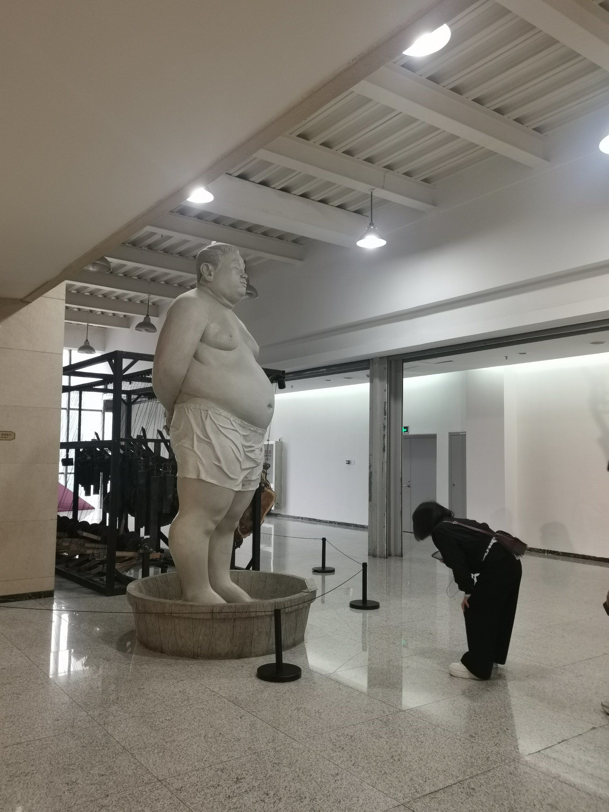 走进湖北美术馆,看看画展,看看雕塑,看看我们的版画