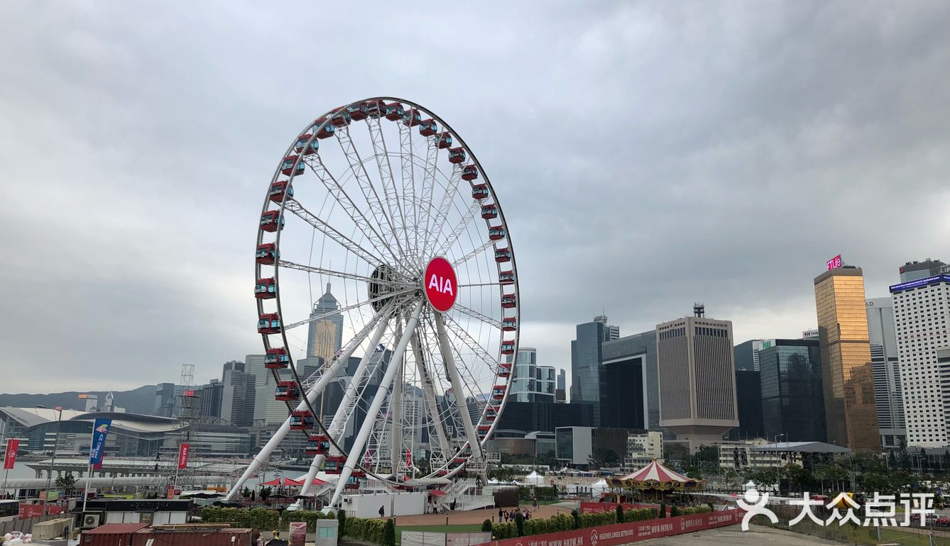 人不多坐在靠窗的位置美景一览无余，吹着海风非常惬意